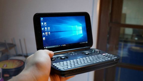 Ноутбук GPD Win в руке