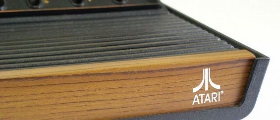 Логотип на консоли Atari