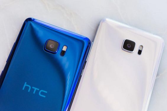 Два смартфона HTC U11