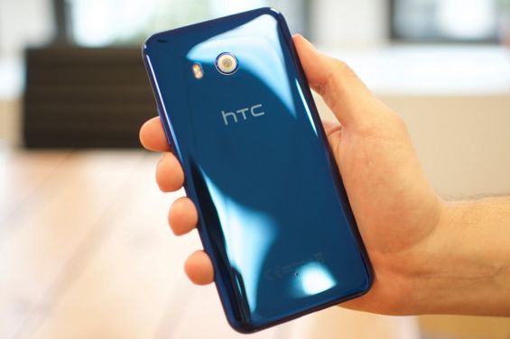 Презентация задней панели HTC U11