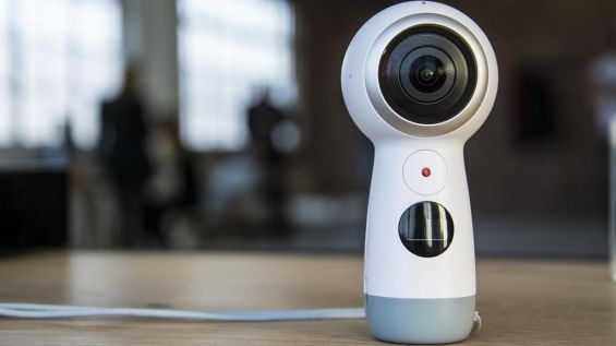 Камера Samsung Gear 360 2017 на столе