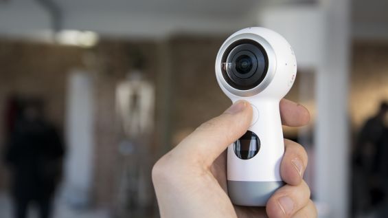 Samsung Gear 360 2017 в руке