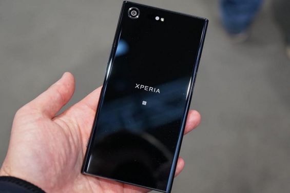 Демонстрация задней панели Sony Xperia XZ Premium