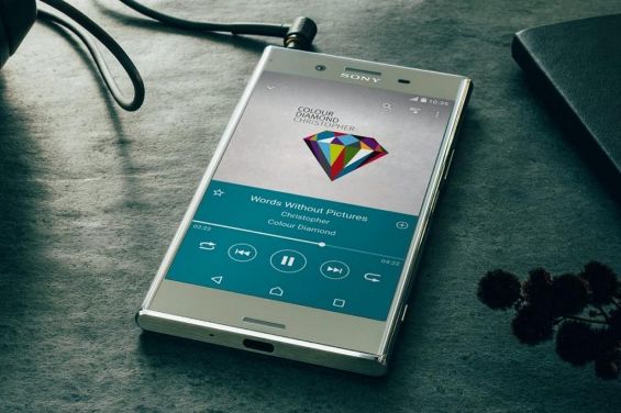 Sony Xperia XZ Premium проигрывает медиафайл