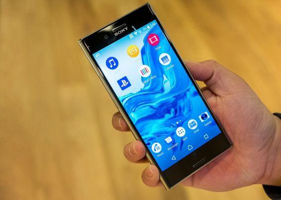 Sony Xperia XZ Premium в руке