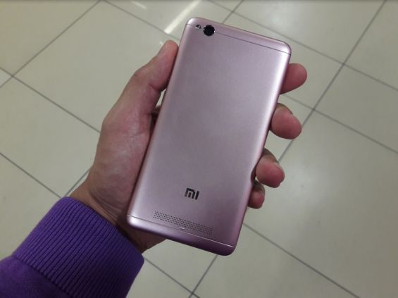 Xiaomi Redmi 4A в руке