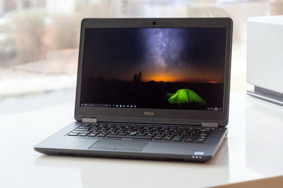 DELL LATITUDE E5470 на столе