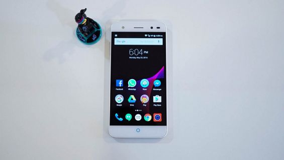 ZTE Blade V7 Lite возле игрушечной фигурки