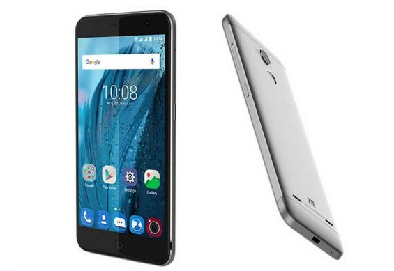 Два смартфона ZTE Blade V7 Lite на белом фоне