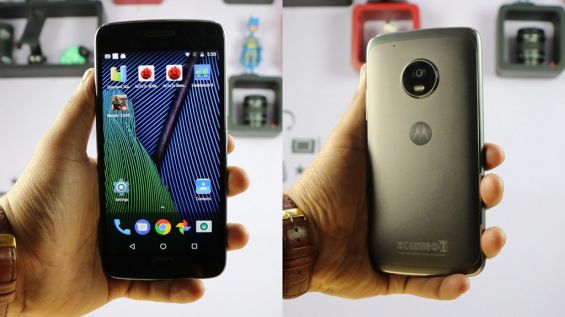 Смартфоны Moto G5 и Moto G5 Plus в руке