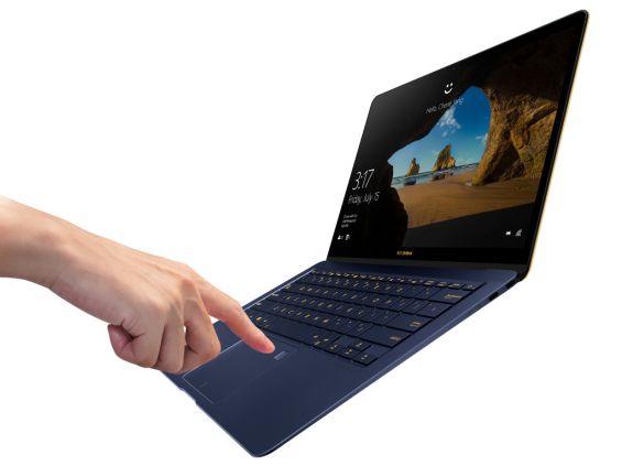 Палец водит по тачпаду ASUS ZENBOOK 3 DELUXE UX490UA