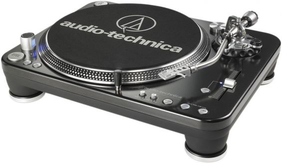 Проигрыватель Audio-Technica LP1240 USB на белом фоне