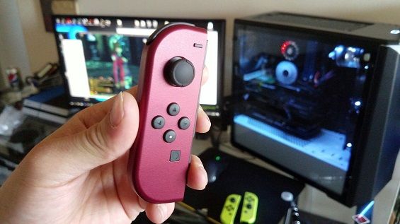 Контроллер ColorWare Joy-Con в руке пользователя