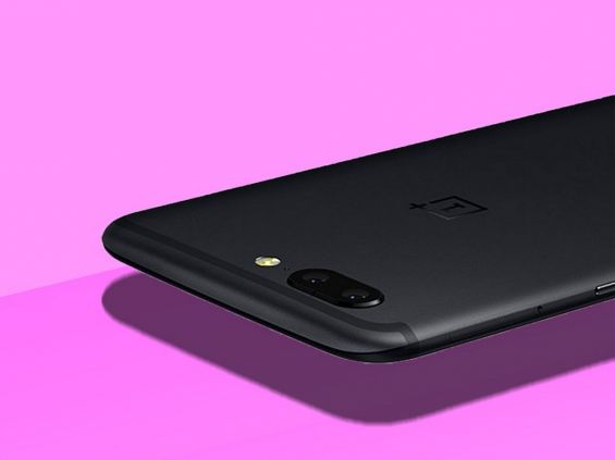 OnePlus 5 на фиолетовом фоне