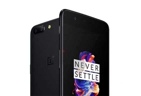 Два смартфона OnePlus 5 на белом фоне