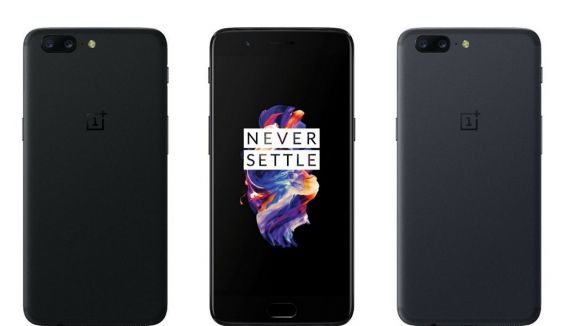 Три смартфона OnePlus 5 на белом фоне