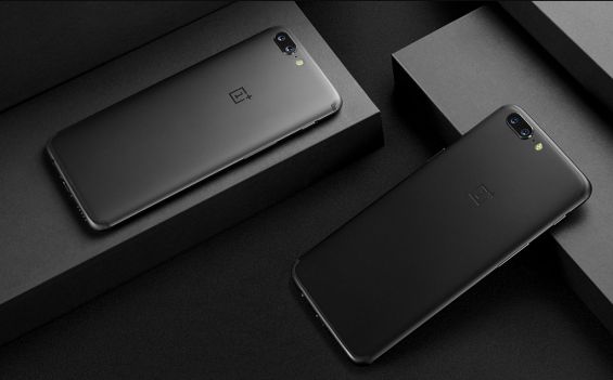 Два телефона OnePlus 5 лежат рядом друг с другом