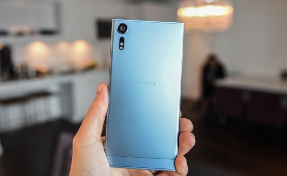 Демонстрация тыльной панели Sony Xperia XZs