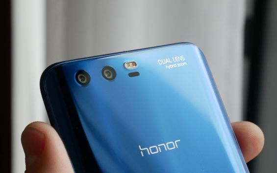 Демонстрация тыльной панели Huawei Honor 9