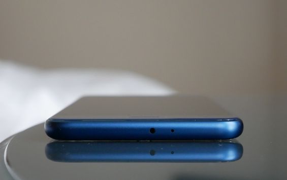 Huawei Honor 9 лежит на столе