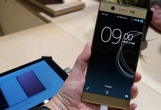 Sony Xperia XA1 Ultra в руке