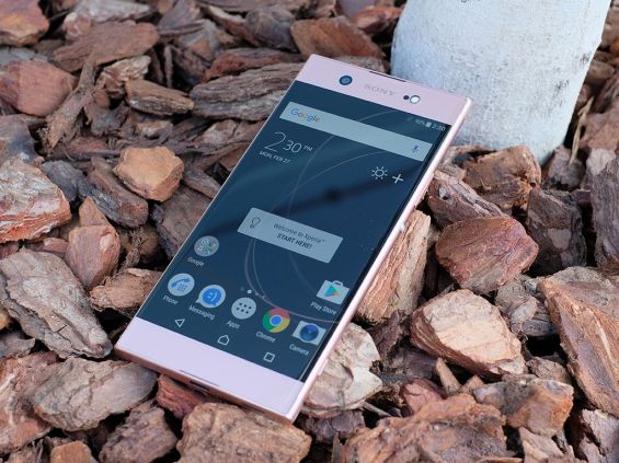 Sony Xperia XA1 Ultra лежит на камнях