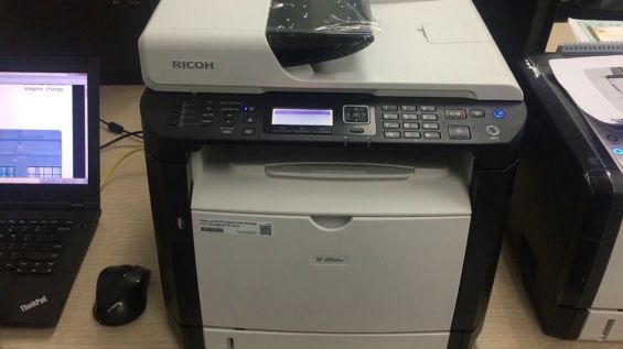 Ricoh SP 325SFNw возле ноутбука