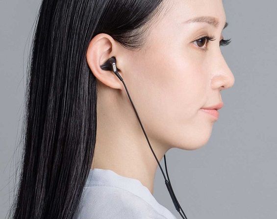 Девушка в наушниках Xiaomi HelloEar Arc