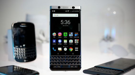 BlackBerry KEYone на фоне других смартфонов