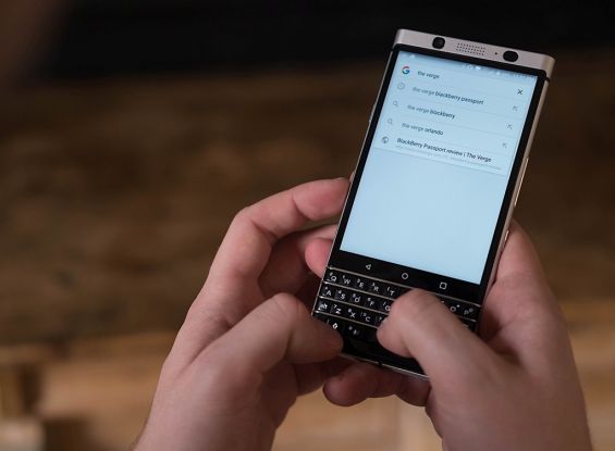 Работа в поисковой системе Google на BlackBerry KEYone