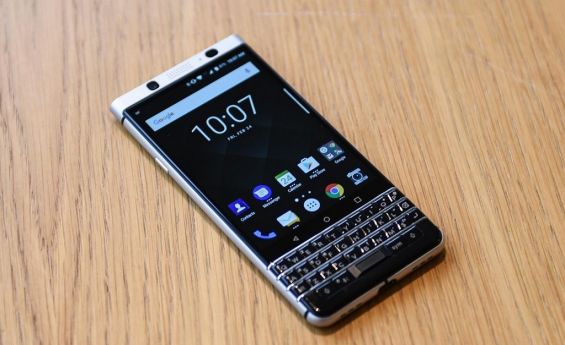 BlackBerry KEYone лежит на столе