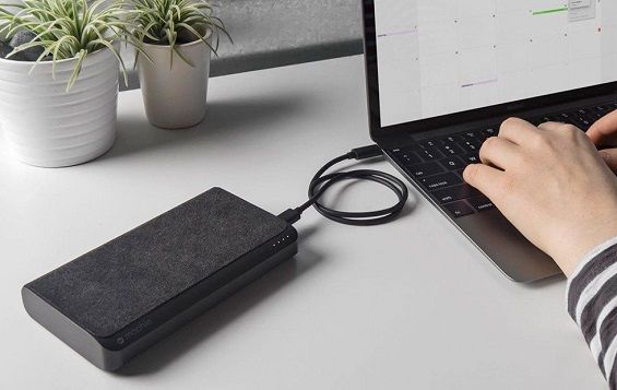 Mophie Powerstation USB-C XXL заряжает MacBook