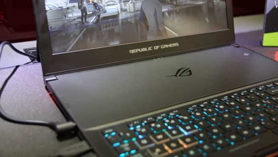 ASUS ROG Zephyrus с подключенным шнуром питания