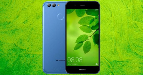 Два смартфона Huawei Nova 2 на зелёном фоне