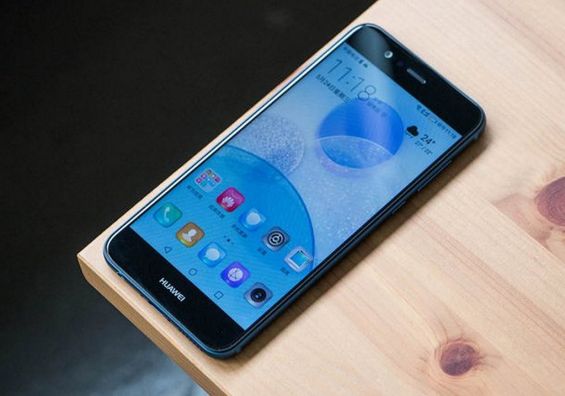 Huawei Nova 2 лежит на краю стола