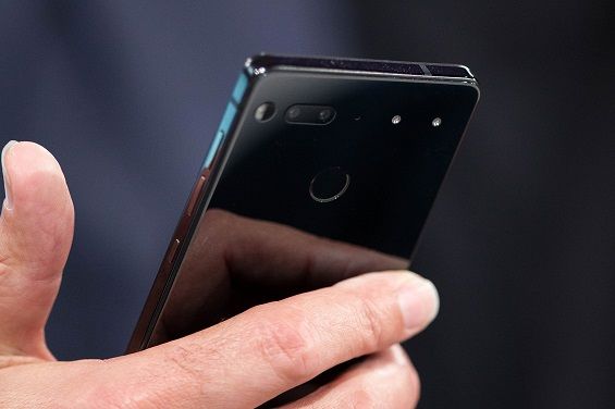 Смартфон от Энди Рубина Essential Phone в руке