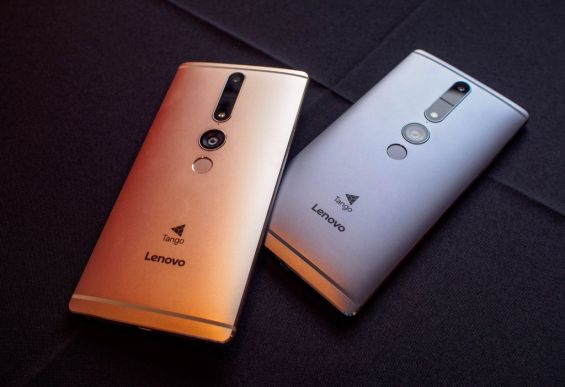 Два телефона Lenovo Phab 2 Pro лежат задней панелью вверх