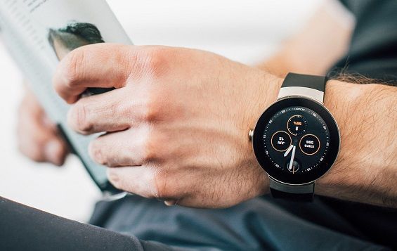 Умные часы Movado Connect на руке