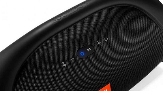 Кнопки управления бумбоксом JBL от Harman