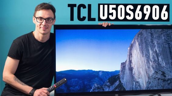 Мужчина возле телевизора TCL U50S6906