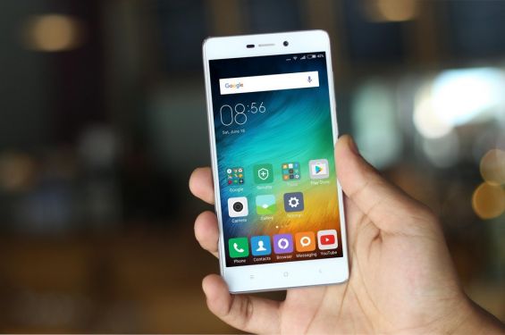 Xiaomi Redmi 3 Pro в руке