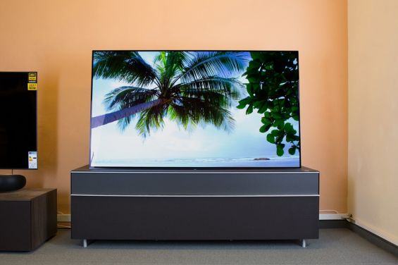 Sony A1 OLED TV 2017 на столе