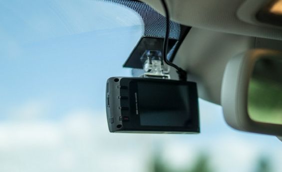 Видеорегистратор Thinkware Dash Cam X350 в машине