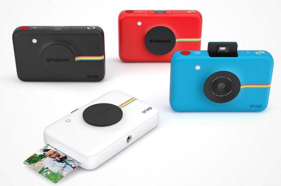 Четыре современные камеры Polaroid на белом фоне