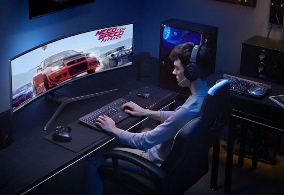 Парень играет в Need For Speed на мониторе Samsung CHG90 QLED