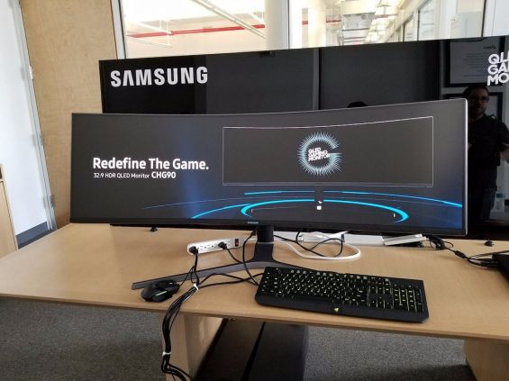 Samsung CHG90 QLED Gaming Monitor на презентации