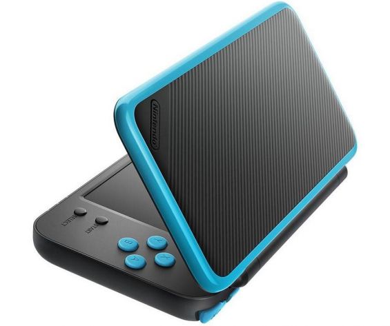 Чёрно-голубая консоль New Nintendo 2DS XL на белом фоне