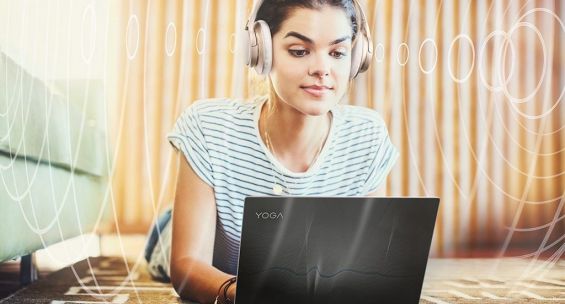 Девушка работает за ноутбуком Lenovo Yoga 920 Vibes