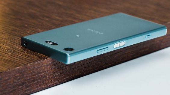 Sony Xperia XZ1 Compact лежит на краю стола