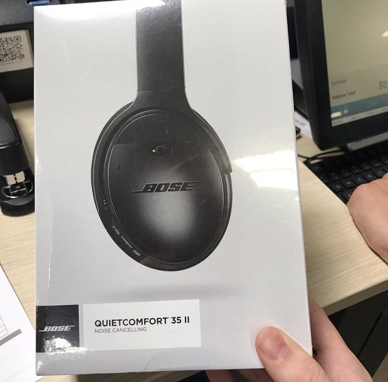 Нарисованные на коробке наушники Bose QuietComfort II AKA Baywolf